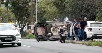 Carro tomba após batida na Rodovia Francisco Von Zuben, em Campinas 