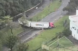 Motorista erra trajeto e trava avenida ao fazer conversão de carreta bitrem em Campinas 