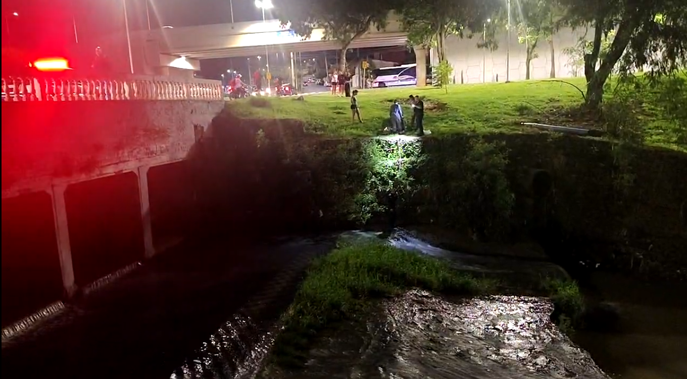 Motociclista cai no Córrego Barnabé após acidente com carro em Indaiatuba 