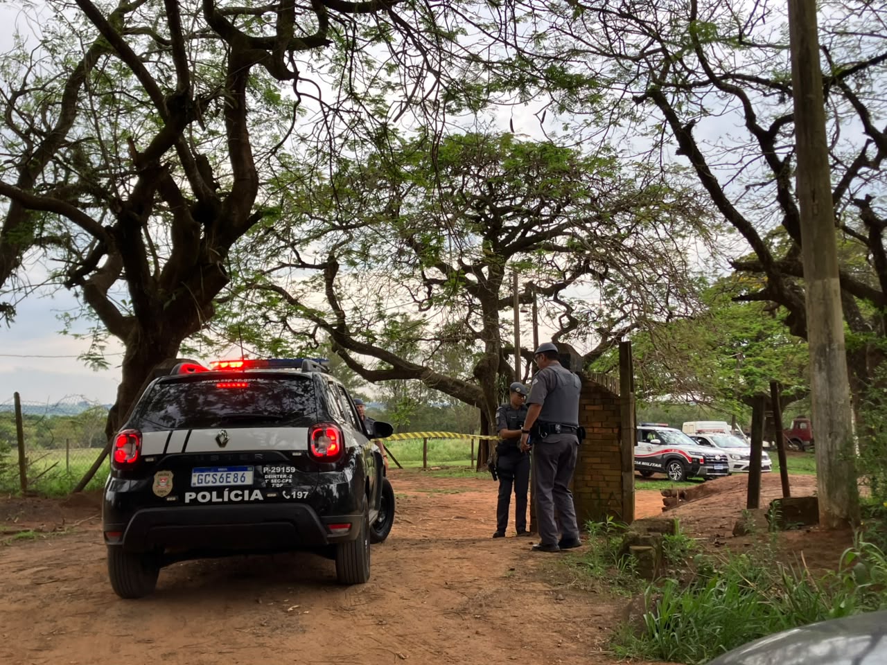 Homem é encontrado morto em haras; mulher que amamentava bebê é ferida