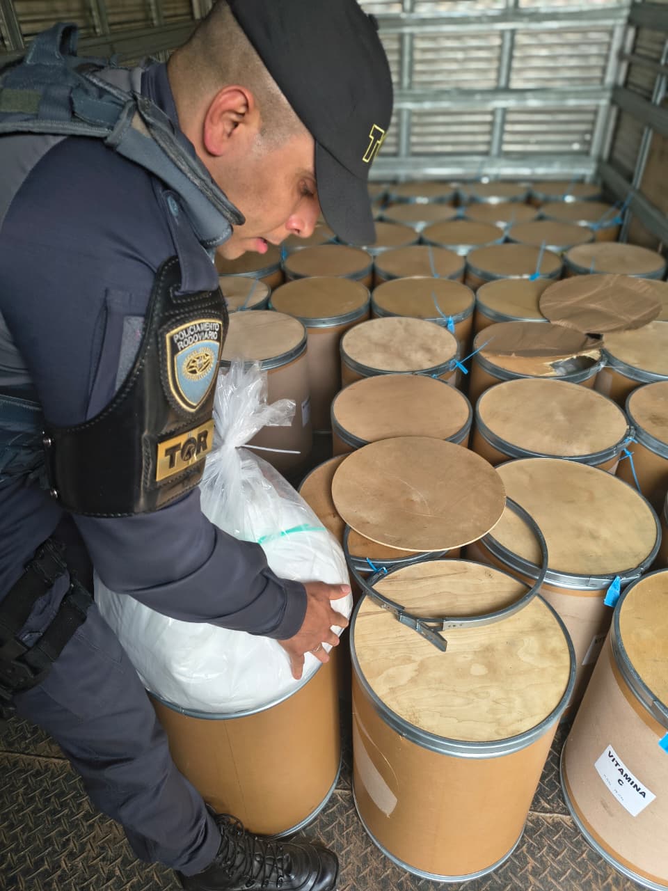 Polícia Rodoviária apreende uma tonelada de cafeína usada no refino de drogas em Campinas