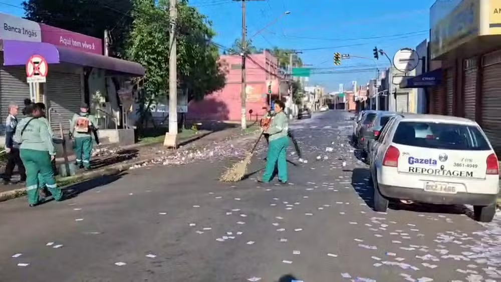 Três pessoas são detidas com mais de 15 kg de santinhos e dinheiro vivo em Mogi Guaçu