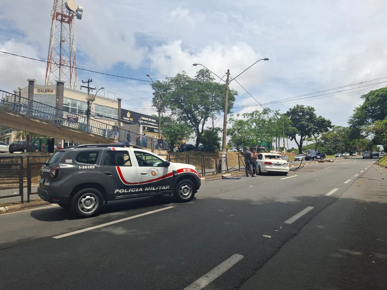 Carro bate em poste, capota e interdita Avenida Francisco Von Zuben em Campinas