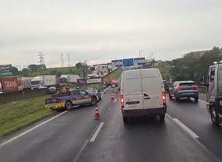 Colisão entre caminhão e carro deixa duas pessoas feridas na Anhanguera, em Nova Odessa