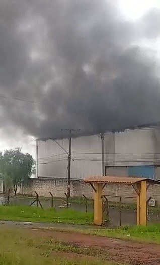 Fábrica de plástico pega fogo em Limeira 