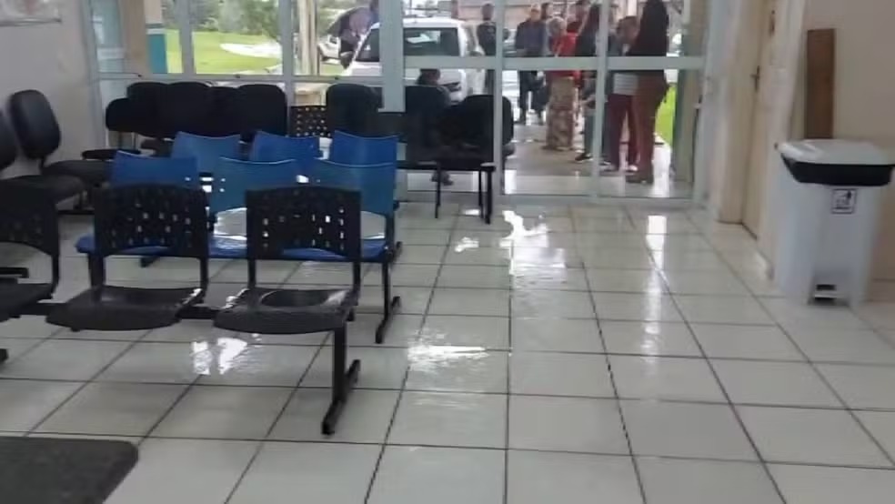 Chuva derruba galhos em escola de Vinhedo e alaga posto de saúde em Artur Nogueira
