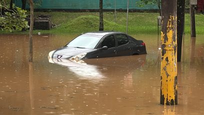 Rio Piracicaba atinge nível de extravasamento na região da Rua do Porto