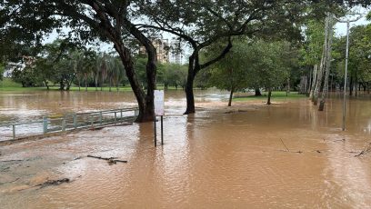 Rio Piracicaba atinge nível de extravasamento na região da Rua do Porto