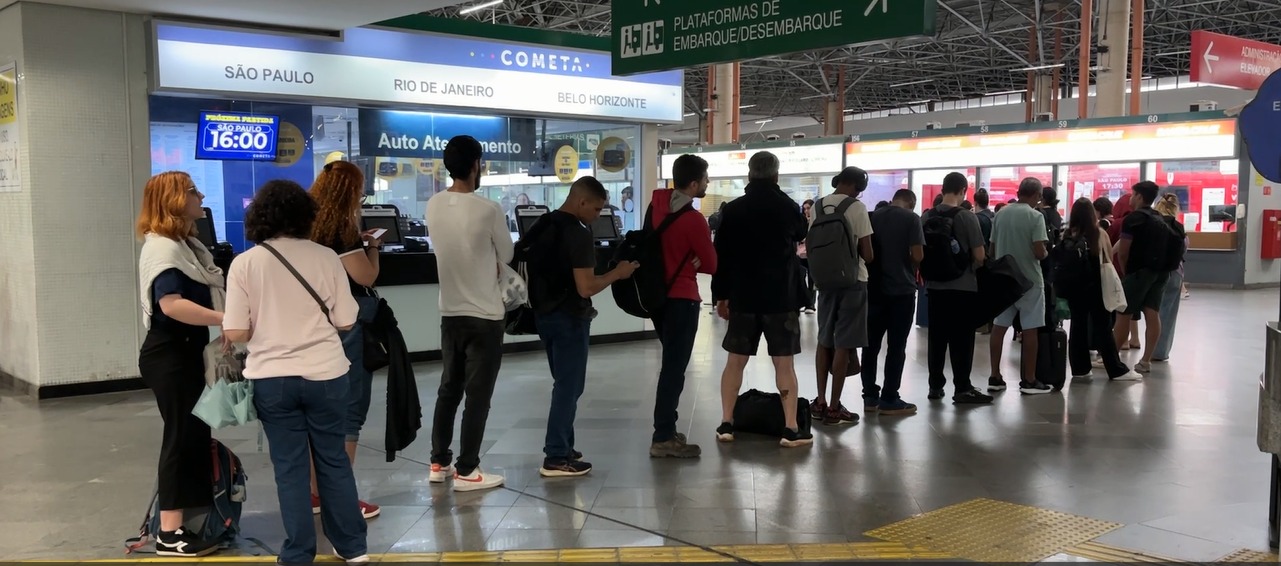 Passageiros enfrentam falta de ônibus para São Paulo na Rodoviária de Campinas 