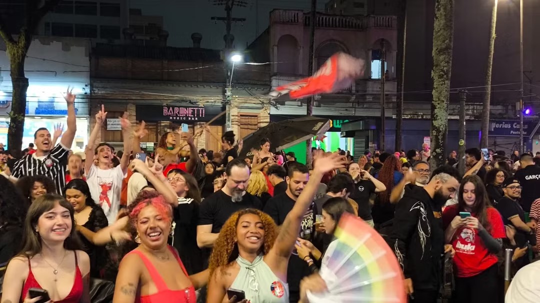 Eleitores de Lula tomam praças e vias do Centro de Campinas para comemorar vitória de Lula