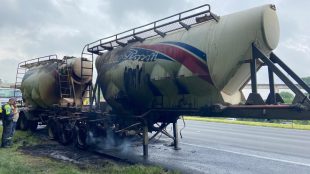 Incêndio atinge caminhão com carga de cimento em pó na Rodovia Adalberto Panzan, em Campinas 